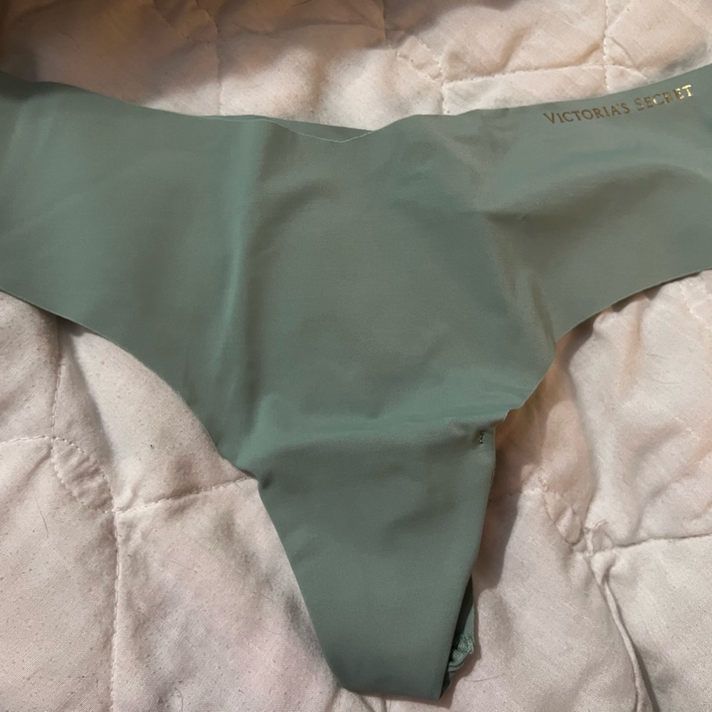 Victoria’s Secret No Show Thong size Medium New with Tags